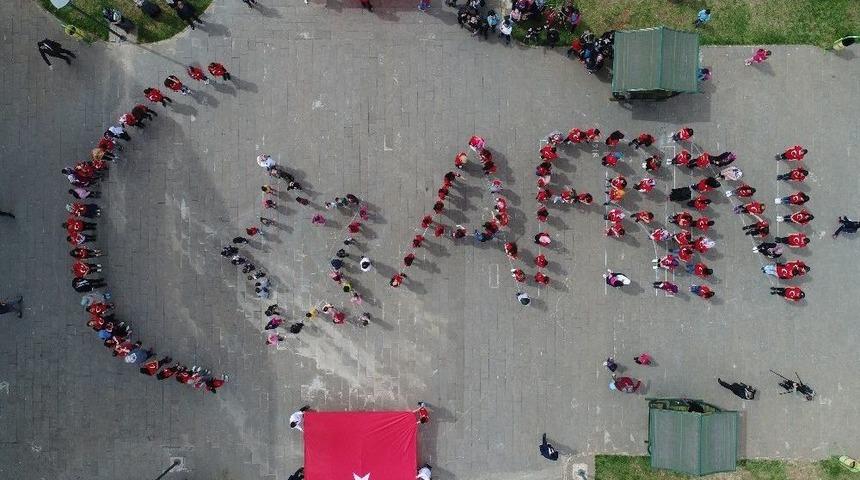Öğrencilerden Ayyıldızlı Afrin Mesajı