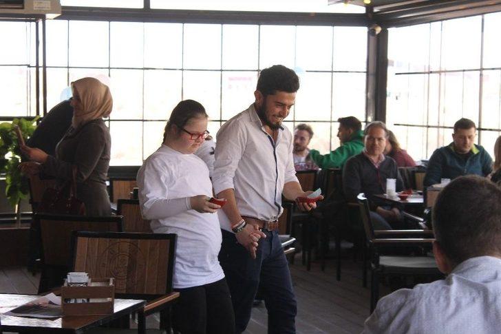 Down Sendromlu Çocukların Garsonluk Başarısı G1