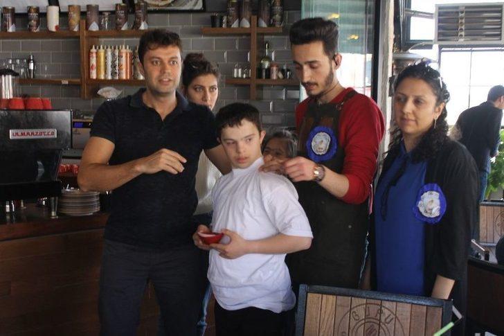 Down Sendromlu Çocukların Garsonluk Başarısı G3