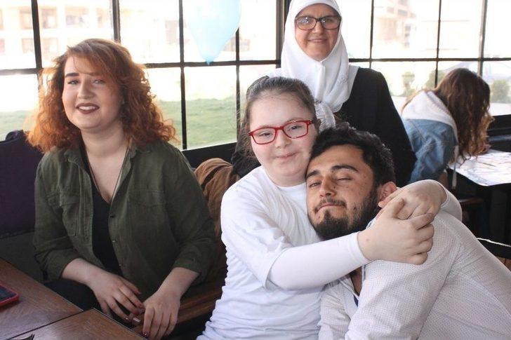 Down Sendromlu Çocukların Garsonluk Başarısı G4