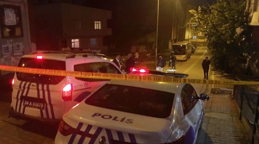 Eşini İki Bı&ccedil;akla Kovalayan Şahıs Polise Saldırınca Bacağından Vuruldu