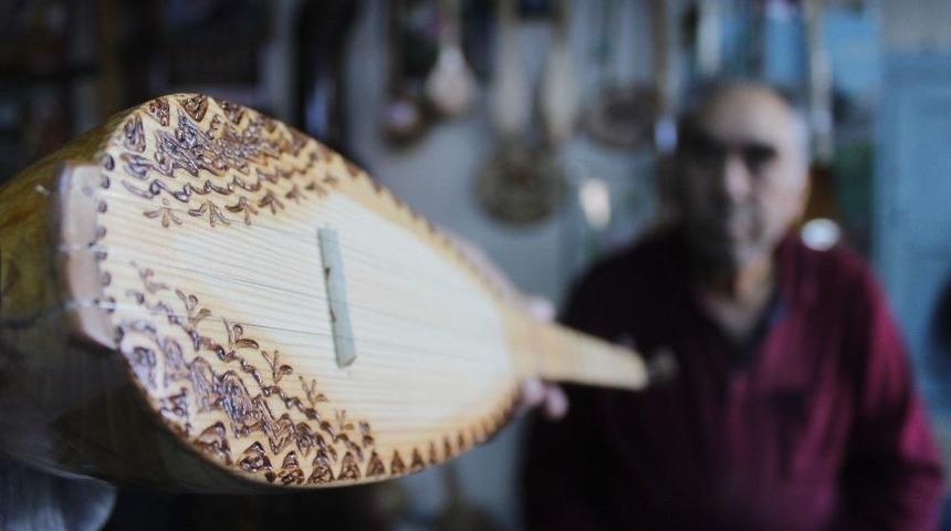 &Uuml;&ccedil; Telli Bağlamayı Hem Yapıyor Hem &Ccedil;alıyor