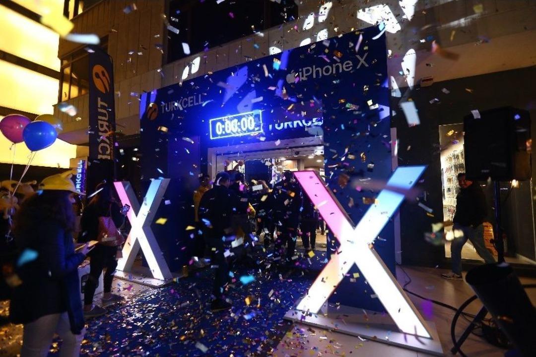 7 Bin Liralık İphone X İ&ccedil;in Gece Yarısı Kuyruk Oluştu