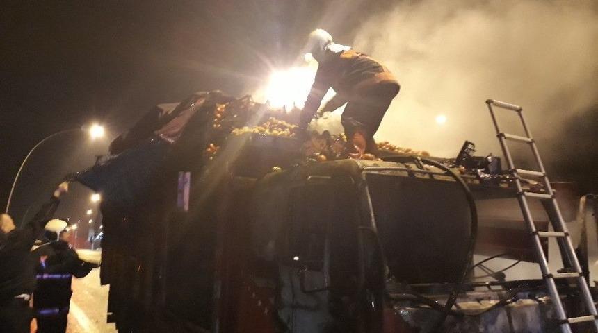 Ankara&rsquo;da Domates Y&uuml;kl&uuml; Kamyon Yandı