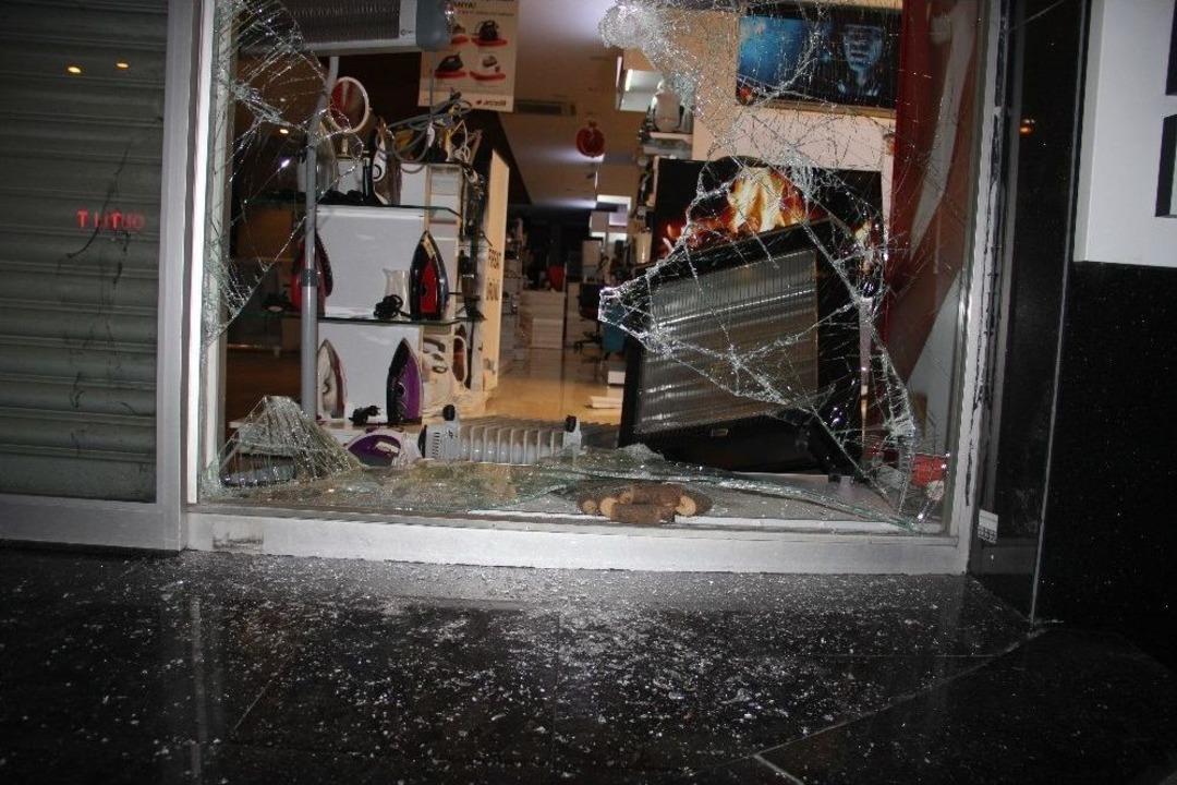 Sultangazi&rsquo;de Beyaz Eşya Mağazasını Soydular