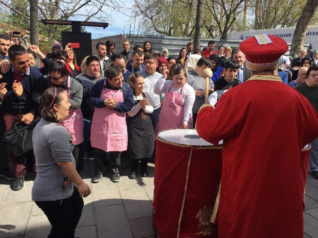 Arda Turan Ve Emre Bel&ouml;zoğlu Ey&uuml;psultan&rsquo;da Down Sendromlu &Ccedil;ocuklarla Pasta Yaptı