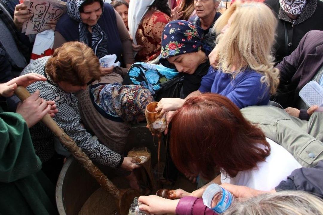 Şifalı Mesir Kazanına H&uuml;cum Ettiler