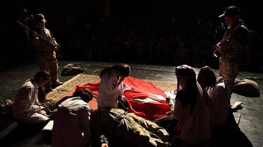 &Ccedil;anakkale Şehitlerini Anma Programında Duygusal Anlar