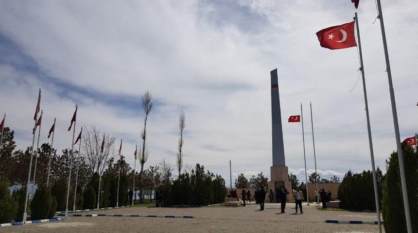 Van G&uuml;venlik Melek Y&uuml;ksekokulundan Zeve Şehitliği&rsquo;ne Gezi