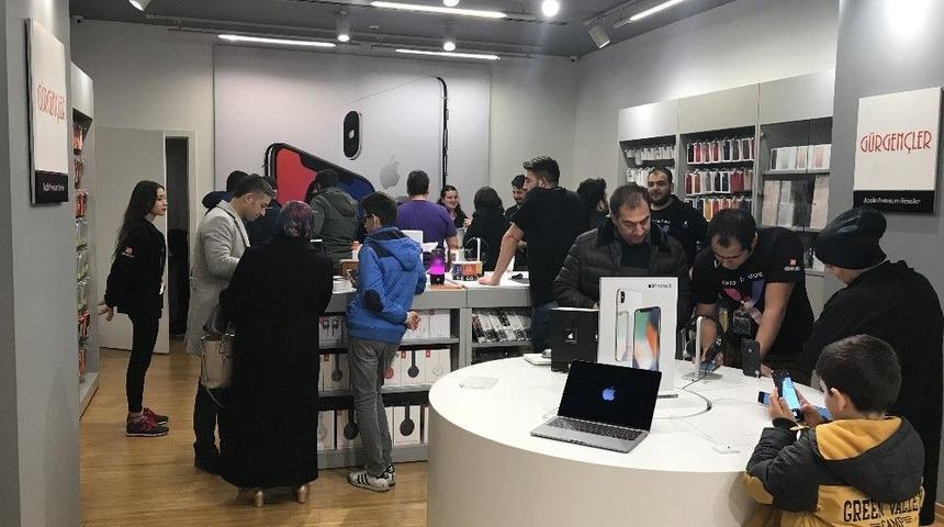 Konya&rsquo;da Gece Yarısı İpone X Yoğunluğu