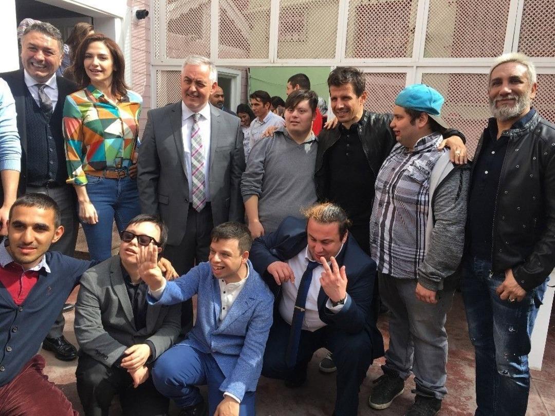 Arda Turan Ve Emre Bel&ouml;zoğlu, Ey&uuml;p Sultan&rsquo;da Down Sendromlu &Ccedil;ocuklarla Pasta Yaptı