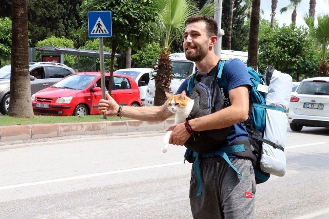 G&ouml;ğs&uuml;ndeki Kedisiyle Otostop &Ccedil;ekip T&uuml;rkiye&rsquo;yi Dolaşıyor