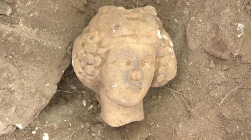 Mersin'de 1800 yıllık 'heykel başı' g&uuml;n y&uuml;z&uuml;ne &ccedil;ıktı