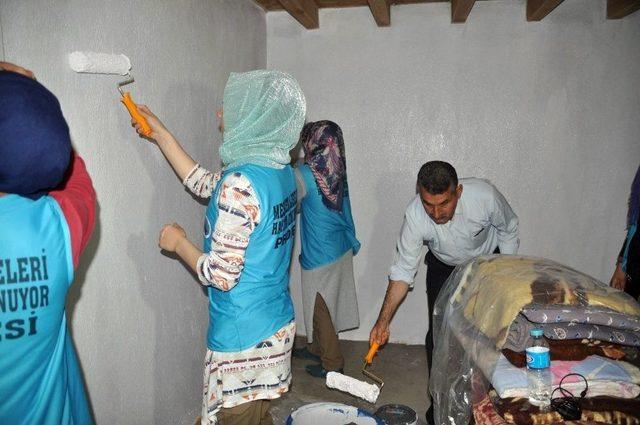 &Ouml;ğrencilerden İhtiya&ccedil; Sahibi Kadına Yardım Eli 1