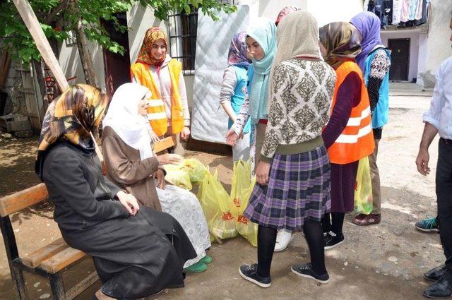 &Ouml;ğrencilerden İhtiya&ccedil; Sahibi Kadına Yardım Eli 3