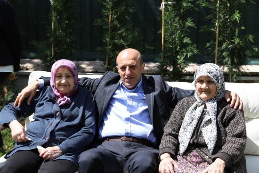 Vali &Ccedil;ift&ccedil;i Huzurevinde Kalan Anneleri Ağırladı