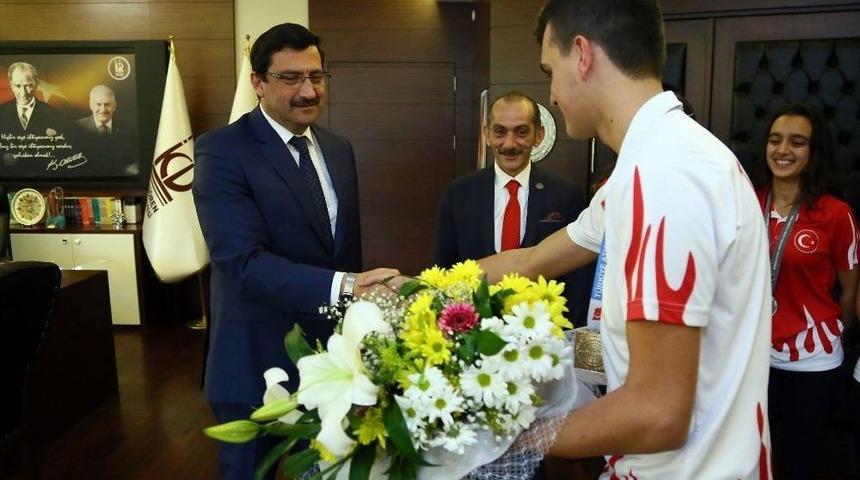 Şampiyonlar Başkan Ak’ı Ziyaret Etti