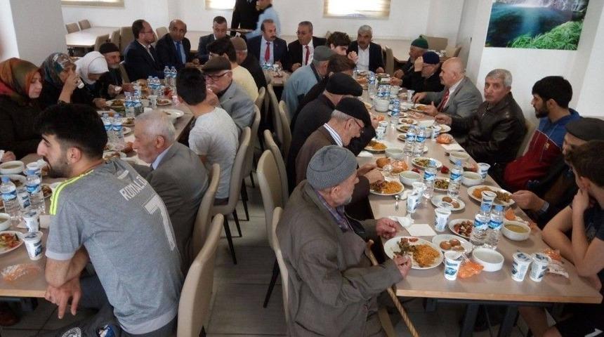 Yaşlılar &Ouml;ğrencilerle Bir Araya Geldi