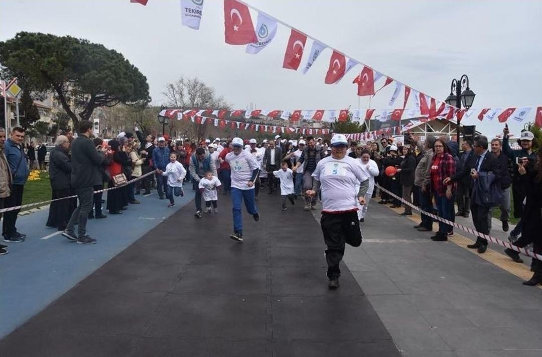 Down Sendromlu &Ccedil;ocukların Renkli Koşusu