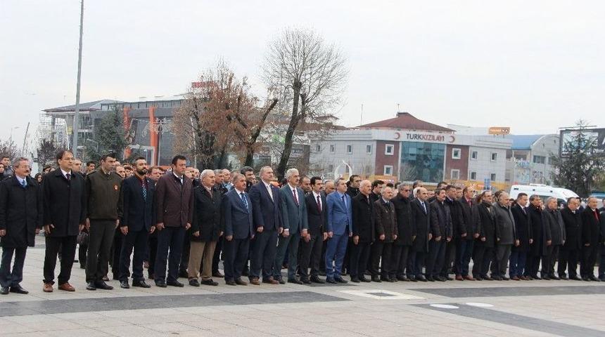 Öğretmenler Atatürk Anıtına Çelenk Koydu