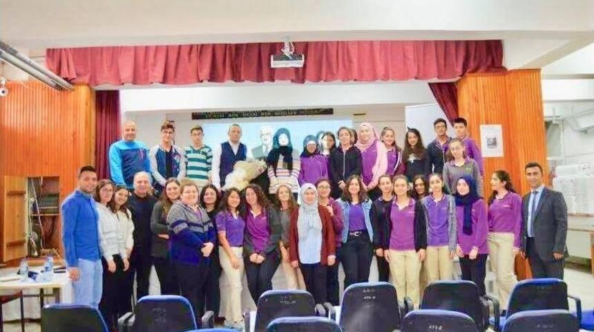D&uuml;zce &Uuml;niversitesi &Ouml;ğretim &Uuml;yesi Liselilerle Buluştu