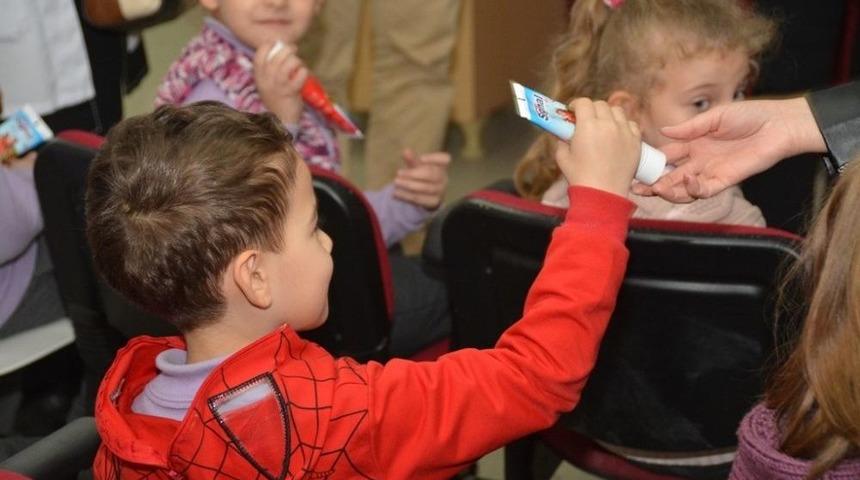 İlkokul &Ouml;ğrencilerine Diş Macunu Dağıtıldı