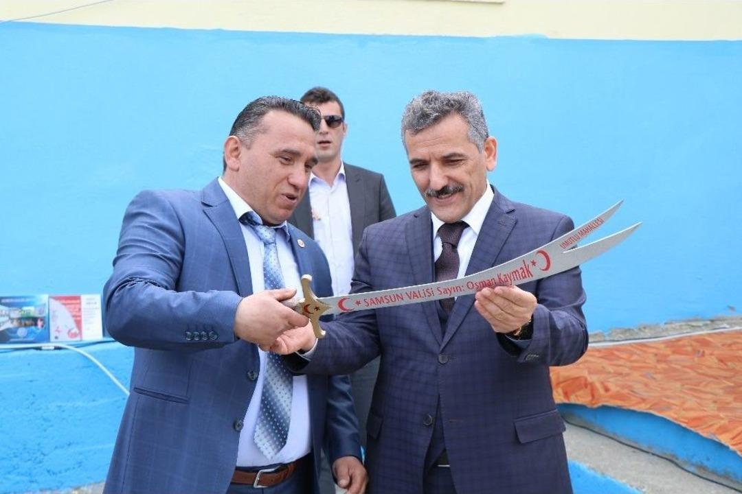 Vali Kaymak&rsquo;a El Yapımı Z&uuml;lfikar Hediye Edildi