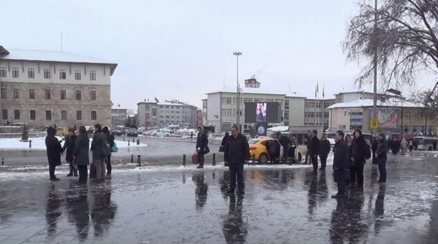 Eksi 6 Derecede Şehit &Ouml;ğretmenler İ&ccedil;in Saygı Duruşu