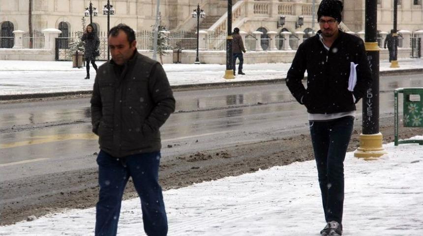 Sivas&rsquo;ta Kar Yağışı Etkili Oluyor