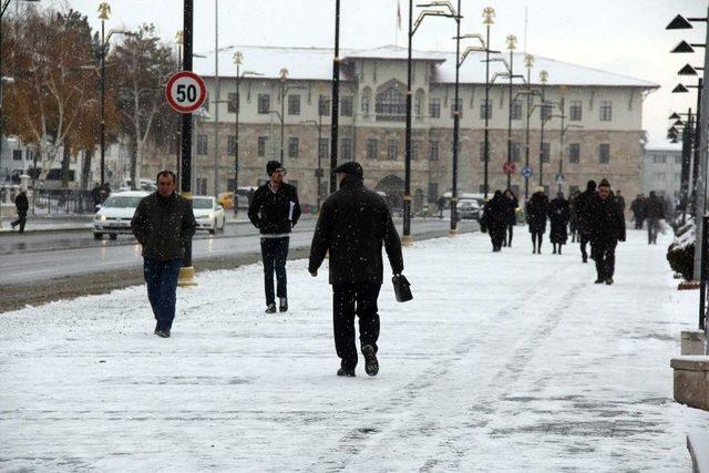 Sivas’ta Kar Yağışı Etkili Oluyor