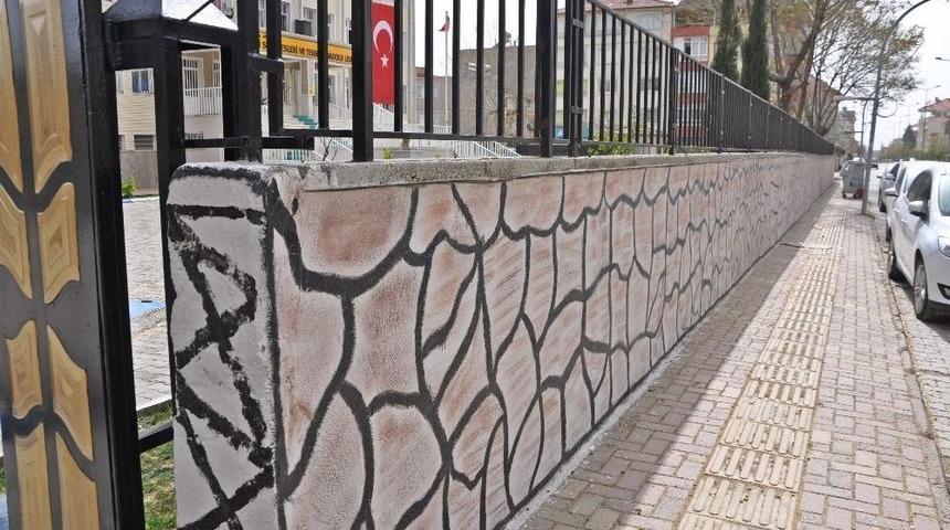 Okul Bah&ccedil;e Duvarı Belediye Ekiplerince Boyandı