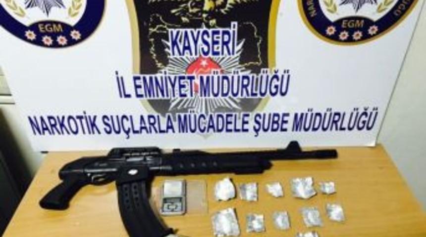 Uyuşturucu Operasyonunda G&ouml;zaltına Alınan 3 Kişi Otomatik T&uuml;fek İle Yakalandı
