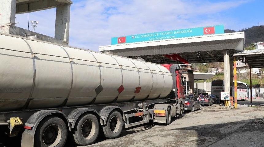 Sarp Sınır Kapısı&rsquo;nda Sistemin Aksaklığı Tır Şof&ouml;rlerini İsyan Ettirdi