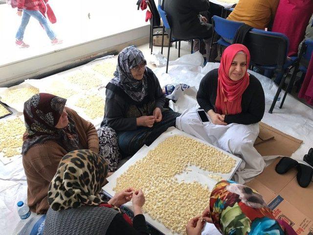 Ak Partili Kadınlar Mehmetçik İçin Mantı Açtı