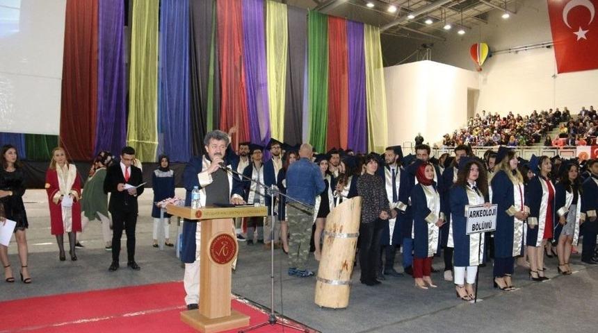 60 Yaşında &Uuml;niversiteden Mezun Oldu