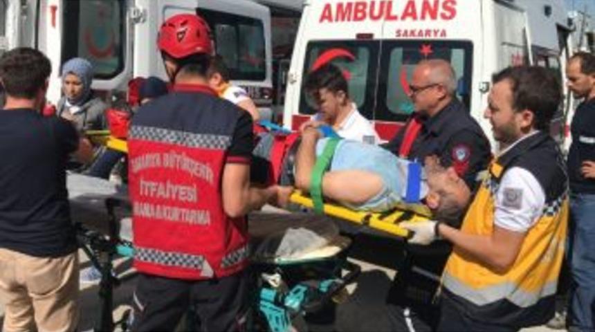 Sakarya&rsquo;da Y&uuml;k Asans&ouml;r&uuml; Yere &Ccedil;akıldı: 3 İş&ccedil;i Yaralı