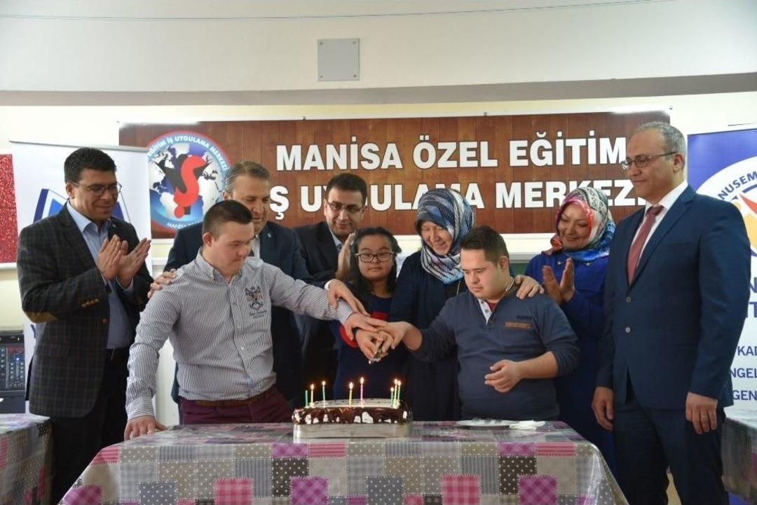 Başkan &Ccedil;er&ccedil;i &Ouml;zel &Ouml;ğrencilerle Birlikte Deney Yaptı