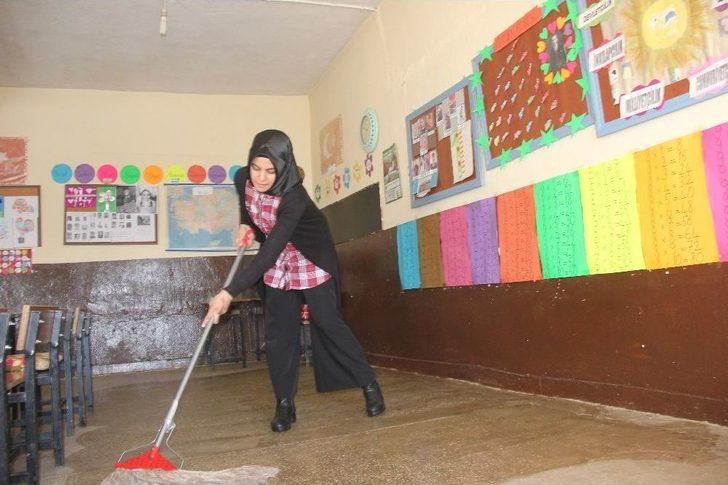 Okulun Hem Müdürü, Hem Öğretmeni Hemde Hizmetlisi G3