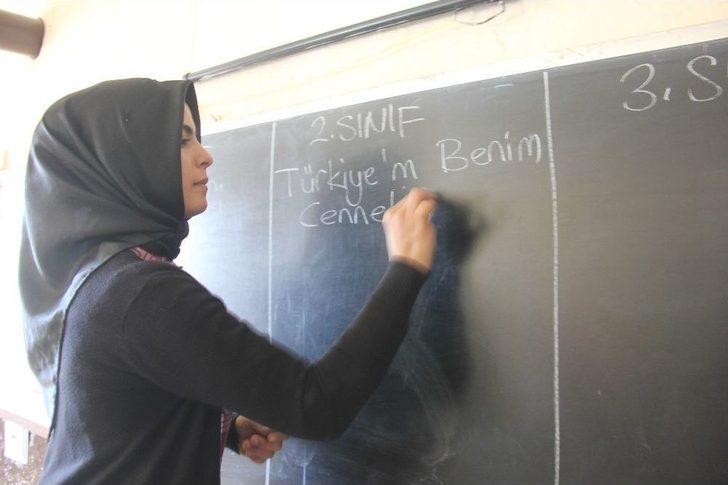 Okulun Hem Müdürü, Hem Öğretmeni Hemde Hizmetlisi G4