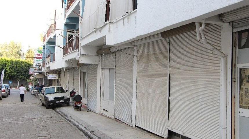 Aksu Berberoğlu Çarşısı Kepenk Kapadı