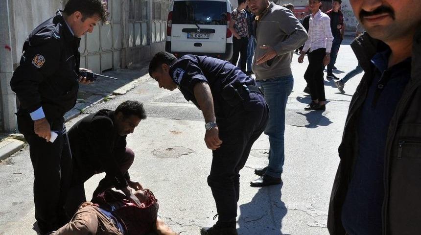 Eski Eşinin Sevgilisini Sokak Ortasında Bı&ccedil;akladı