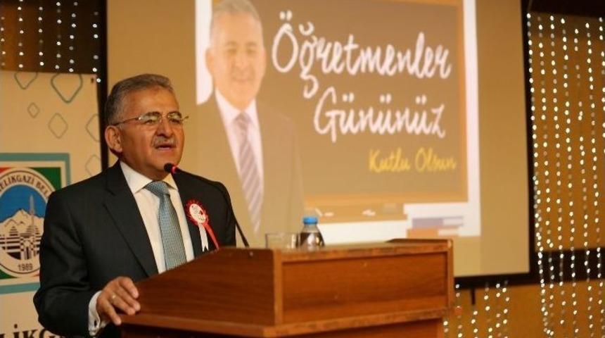 Başkan B&uuml;y&uuml;kkılı&ccedil; &Ouml;ğretmenler G&uuml;n&uuml;n&uuml; Kutladı