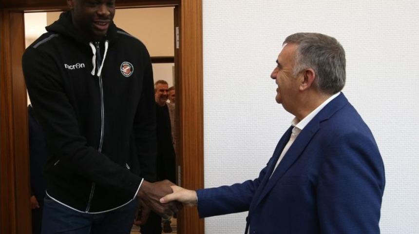 Başkan To&ccedil;oğlu B&uuml;y&uuml;kşehir Basketbol Takımı Y&ouml;netici Ağırladı