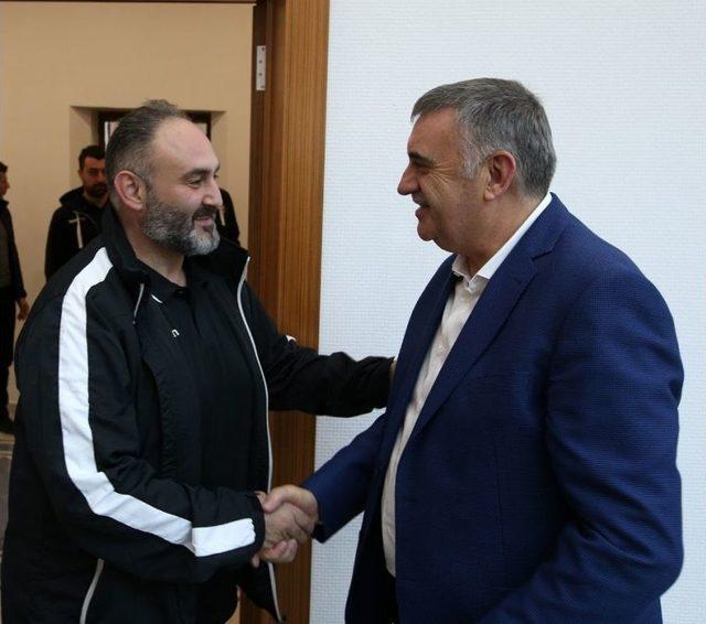 Başkan Toçoğlu Büyükşehir Basketbol Takımı Yönetici Ağırladı