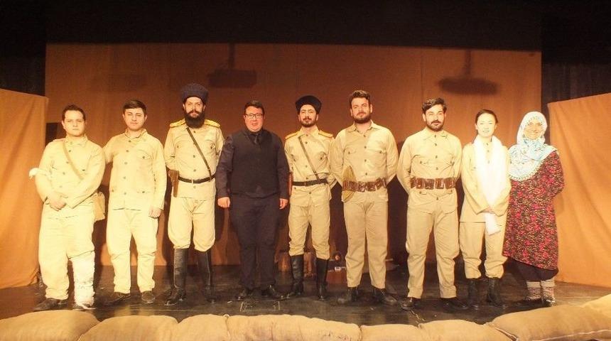 Malazgirt’te Duygulandıran Tiyatro Gösterimi