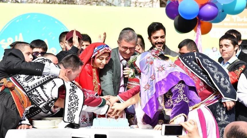 Üsküdar’da Down Sendromlu Gençler, Yusuf Güney Şarkılarıyla Eğlendi