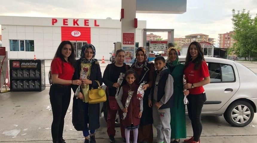 Yakıt Alan Annelere G&uuml;l S&uuml;rprizi