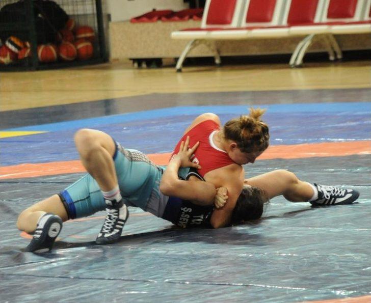 Yalova’da Yapılan Genç Kadınlar Güreş Türkiye Şampiyonası Bitti G3