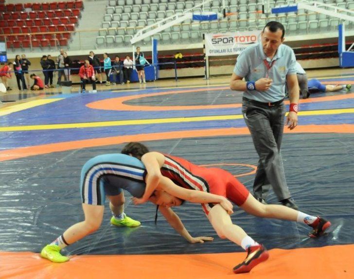 Yalova’da Yapılan Genç Kadınlar Güreş Türkiye Şampiyonası Bitti G4