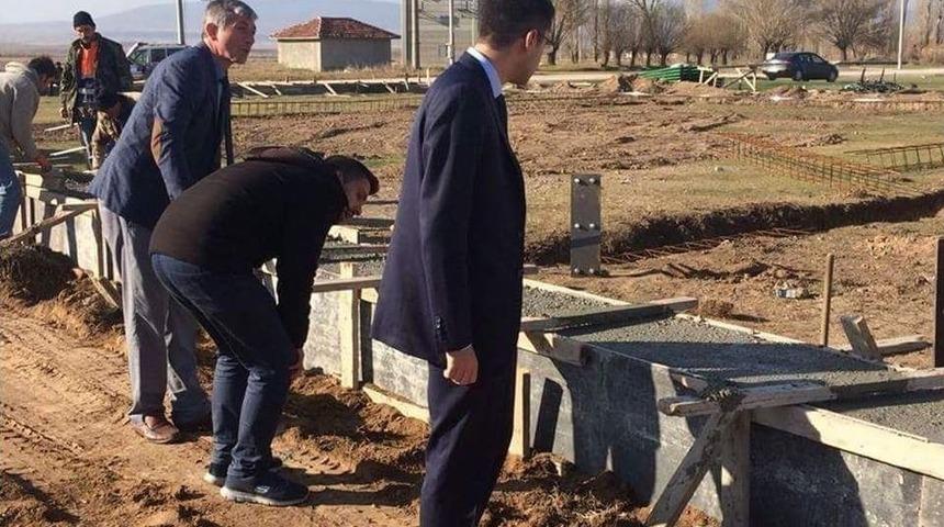 Kaymakam Şahin, &rsquo;kapalı Sentetik Y&uuml;zeyli Futbol Sahası&rsquo; İnşaatını İnceledi